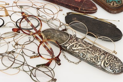 Lot 9 - A Collection of Spectacles and Cases