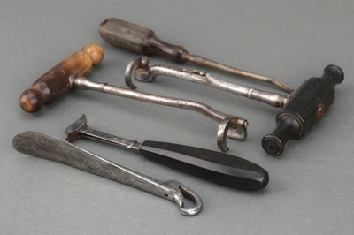 Lot 32 - Dental Extractors